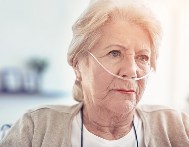 femme âgée avec tube d'oxygène