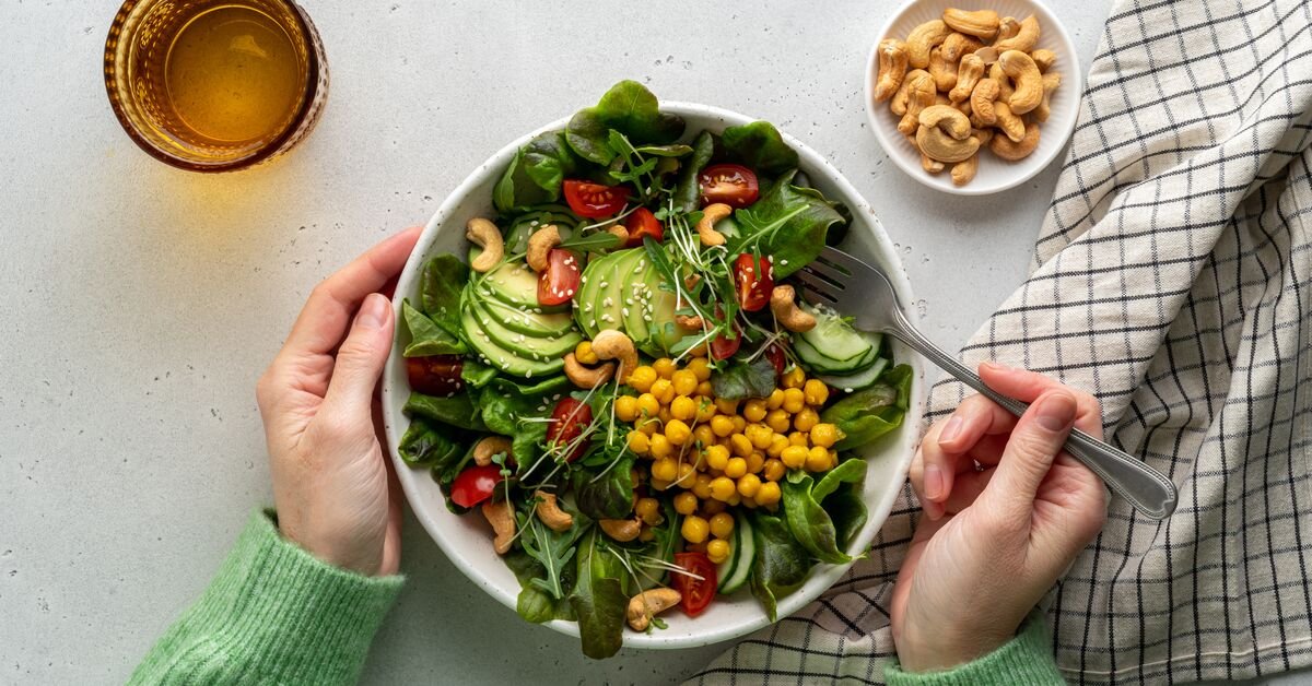 Salad meal with food containing fibers such as vegetables and chickpeas