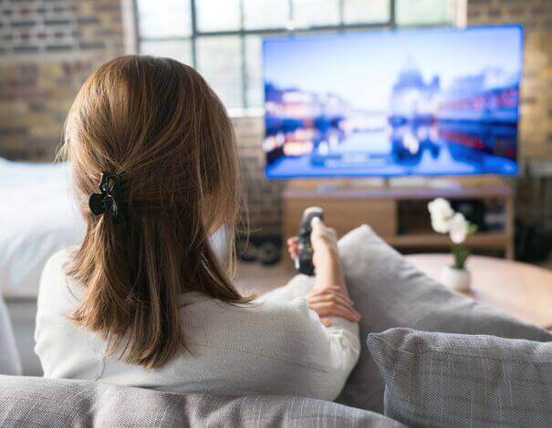 femme regardant la télévision