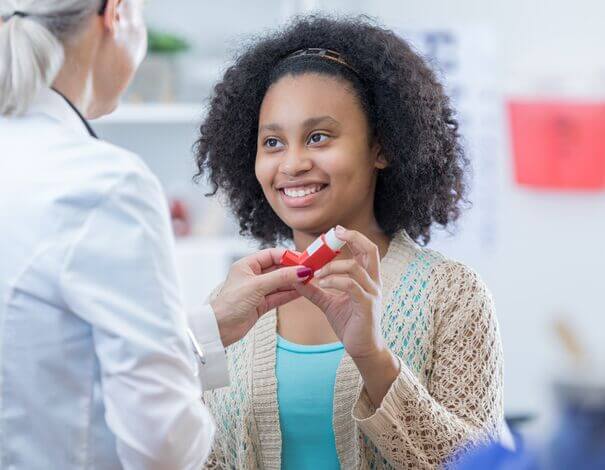 fille recevant médicament en inhalation à la pharmacie